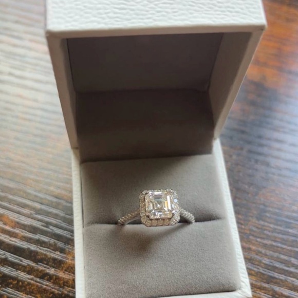 Elegant Silver Diamond Ring Sz 7.5 2 CT Moissanite 925 Sterling SilverNEW